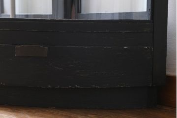 ペイント家具　シックモダンな雰囲気漂う大型のショーケース(ガラスケース、陳列棚、飾り棚)