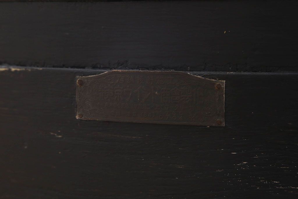 ペイント家具　シックモダンな雰囲気漂う大型のショーケース(ガラスケース、陳列棚、飾り棚)