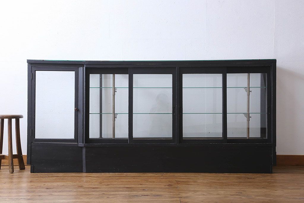 ペイント家具　シックモダンな雰囲気漂う大型のショーケース(ガラスケース、陳列棚、飾り棚)