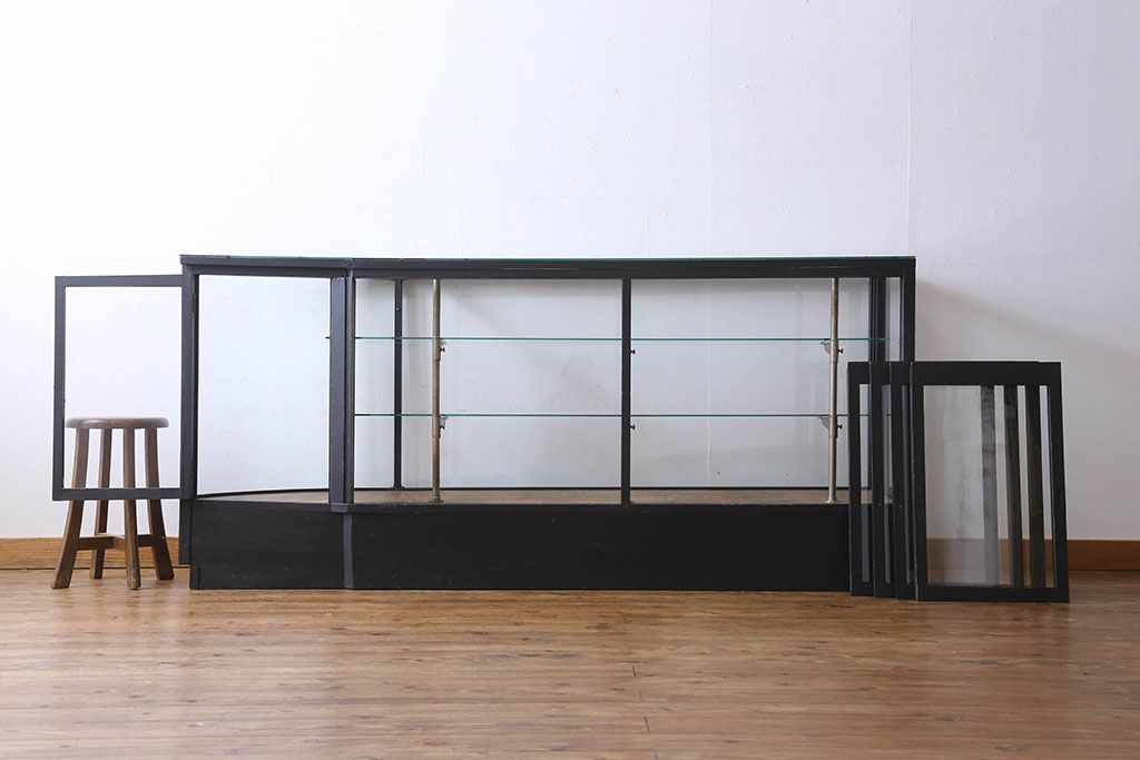 ペイント家具　シックモダンな雰囲気漂う大型のショーケース(ガラスケース、陳列棚、飾り棚)