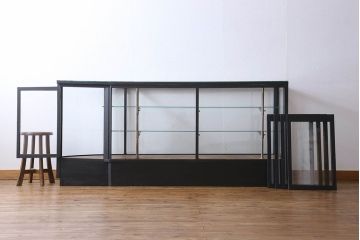 ペイント家具　シックモダンな雰囲気漂う大型のショーケース(ガラスケース、陳列棚、飾り棚)