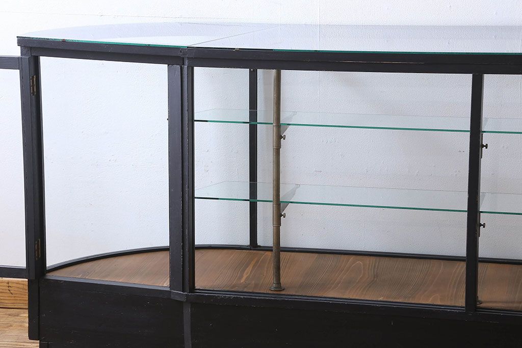 ペイント家具　シックモダンな雰囲気漂う大型のショーケース(ガラスケース、陳列棚、飾り棚)