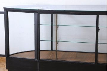 ペイント家具　シックモダンな雰囲気漂う大型のショーケース(ガラスケース、陳列棚、飾り棚)