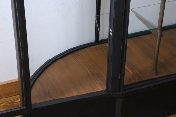 ペイント家具　シックモダンな雰囲気漂う大型のショーケース(ガラスケース、陳列棚、飾り棚)