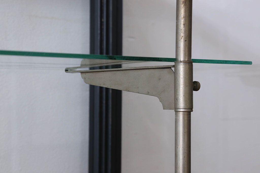 ペイント家具　シックモダンな雰囲気漂う大型のショーケース(ガラスケース、陳列棚、飾り棚)