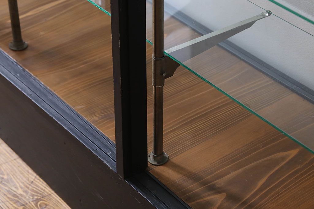 ペイント家具　シックモダンな雰囲気漂う大型のショーケース(ガラスケース、陳列棚、飾り棚)