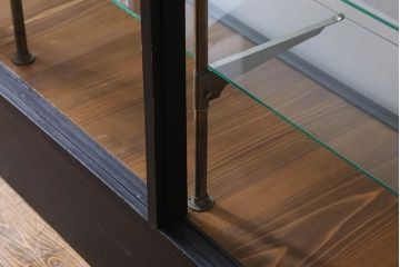 ペイント家具　シックモダンな雰囲気漂う大型のショーケース(ガラスケース、陳列棚、飾り棚)