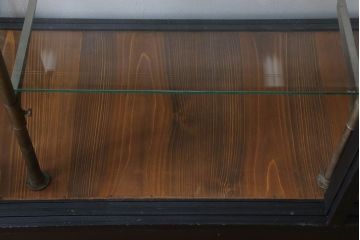 ペイント家具　シックモダンな雰囲気漂う大型のショーケース(ガラスケース、陳列棚、飾り棚)