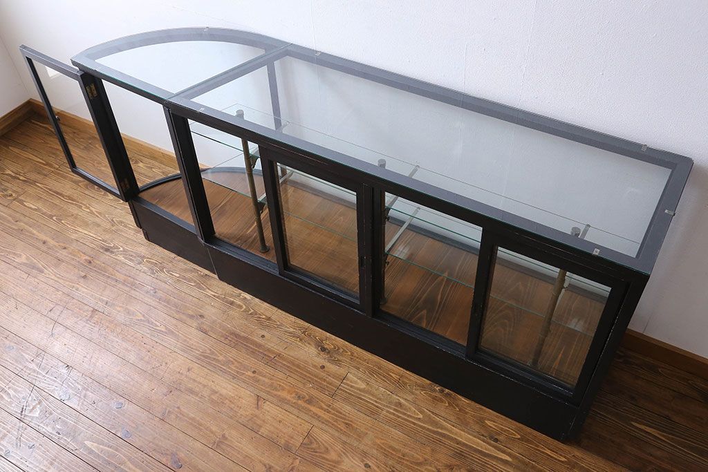 ペイント家具　シックモダンな雰囲気漂う大型のショーケース(ガラスケース、陳列棚、飾り棚)