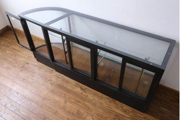ペイント家具　シックモダンな雰囲気漂う大型のショーケース(ガラスケース、陳列棚、飾り棚)