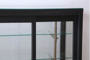 ペイント家具　シックモダンな雰囲気漂う大型のショーケース(ガラスケース、陳列棚、飾り棚)