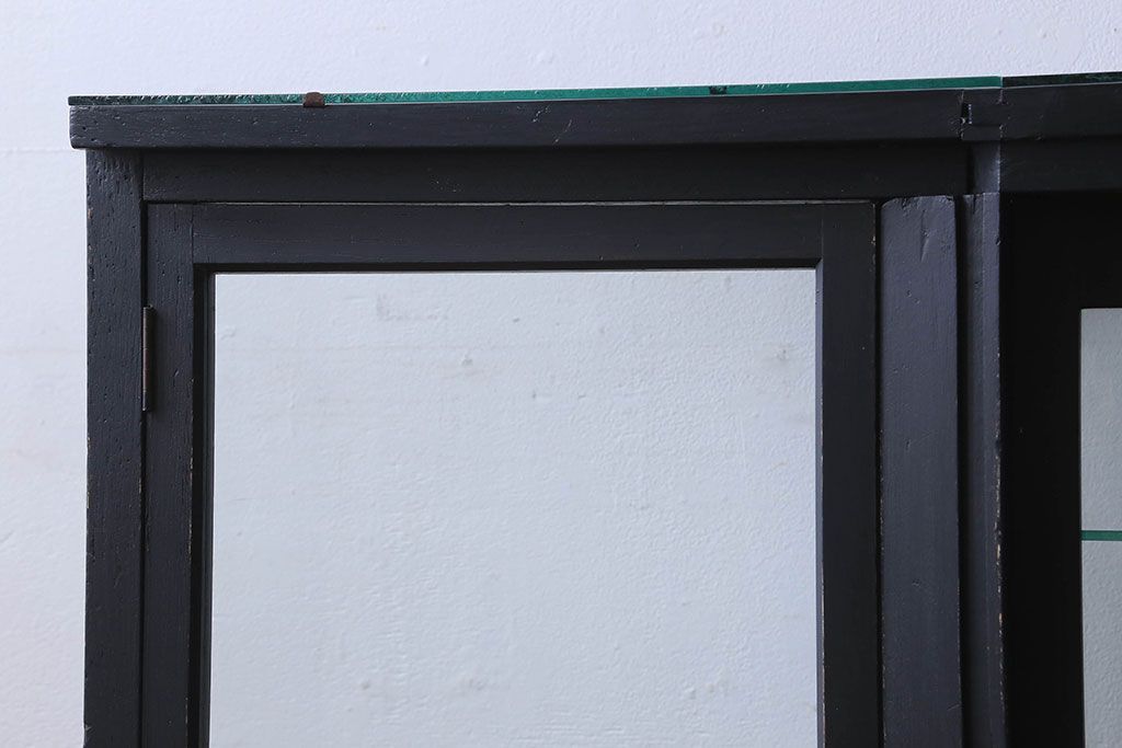 ペイント家具　シックモダンな雰囲気漂う大型のショーケース(ガラスケース、陳列棚、飾り棚)