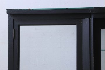 ペイント家具　シックモダンな雰囲気漂う大型のショーケース(ガラスケース、陳列棚、飾り棚)