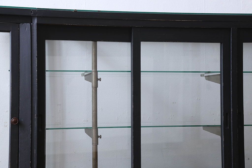 ペイント家具　シックモダンな雰囲気漂う大型のショーケース(ガラスケース、陳列棚、飾り棚)