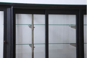 ペイント家具　シックモダンな雰囲気漂う大型のショーケース(ガラスケース、陳列棚、飾り棚)
