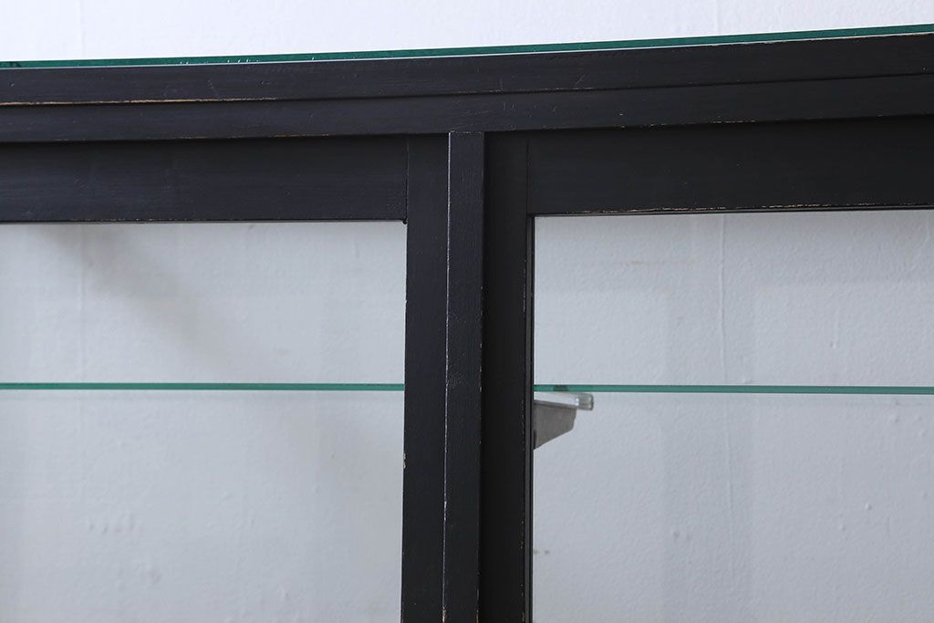 ペイント家具　シックモダンな雰囲気漂う大型のショーケース(ガラスケース、陳列棚、飾り棚)