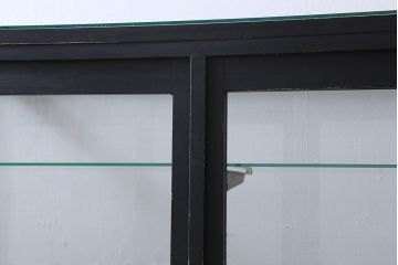ペイント家具　シックモダンな雰囲気漂う大型のショーケース(ガラスケース、陳列棚、飾り棚)