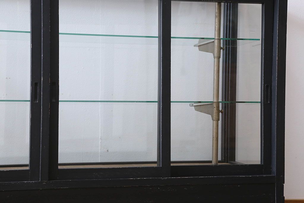 ペイント家具　シックモダンな雰囲気漂う大型のショーケース(ガラスケース、陳列棚、飾り棚)