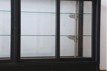 ペイント家具　シックモダンな雰囲気漂う大型のショーケース(ガラスケース、陳列棚、飾り棚)