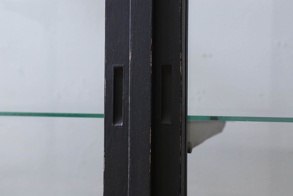 ペイント家具　シックモダンな雰囲気漂う大型のショーケース(ガラスケース、陳列棚、飾り棚)