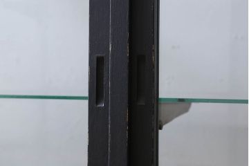 ペイント家具　シックモダンな雰囲気漂う大型のショーケース(ガラスケース、陳列棚、飾り棚)