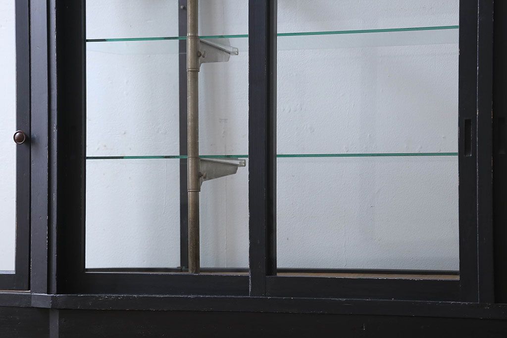 ペイント家具　シックモダンな雰囲気漂う大型のショーケース(ガラスケース、陳列棚、飾り棚)