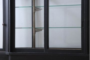 ペイント家具　シックモダンな雰囲気漂う大型のショーケース(ガラスケース、陳列棚、飾り棚)