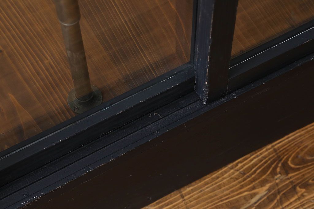 ペイント家具　シックモダンな雰囲気漂う大型のショーケース(ガラスケース、陳列棚、飾り棚)