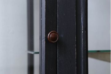 ペイント家具　シックモダンな雰囲気漂う大型のショーケース(ガラスケース、陳列棚、飾り棚)