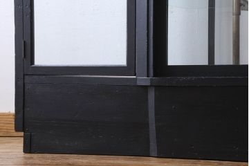 ペイント家具　シックモダンな雰囲気漂う大型のショーケース(ガラスケース、陳列棚、飾り棚)