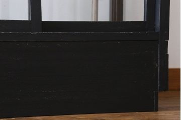 ペイント家具　シックモダンな雰囲気漂う大型のショーケース(ガラスケース、陳列棚、飾り棚)