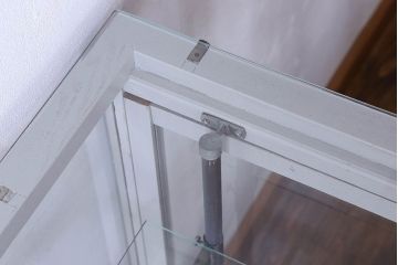 ペイント家具　落ち着きのあるナチュラルな雰囲気が魅力的なショーケース(ガラスケース、陳列棚、飾り棚)
