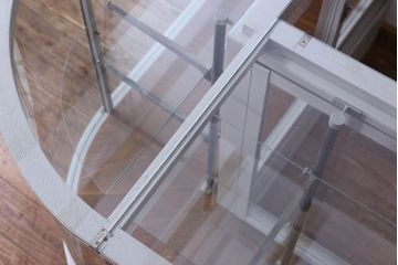 ペイント家具　落ち着きのあるナチュラルな雰囲気が魅力的なショーケース(ガラスケース、陳列棚、飾り棚)