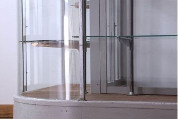 ペイント家具　落ち着きのあるナチュラルな雰囲気が魅力的なショーケース(ガラスケース、陳列棚、飾り棚)