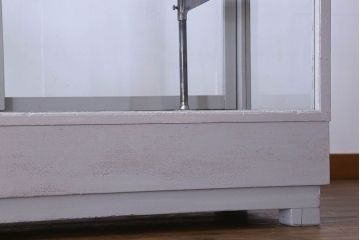 ペイント家具　落ち着きのあるナチュラルな雰囲気が魅力的なショーケース(ガラスケース、陳列棚、飾り棚)