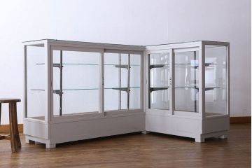 ペイント家具　落ち着きのあるナチュラルな雰囲気が魅力的なショーケース(ガラスケース、陳列棚、飾り棚)