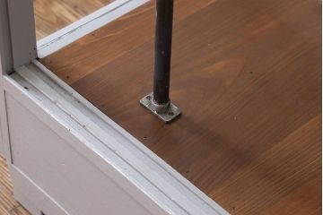 ペイント家具　落ち着きのあるナチュラルな雰囲気が魅力的なショーケース(ガラスケース、陳列棚、飾り棚)