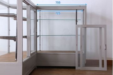ペイント家具　落ち着きのあるナチュラルな雰囲気が魅力的なショーケース(ガラスケース、陳列棚、飾り棚)