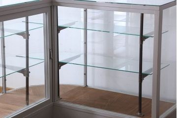 ペイント家具　落ち着きのあるナチュラルな雰囲気が魅力的なショーケース(ガラスケース、陳列棚、飾り棚)
