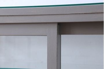 ペイント家具　落ち着きのあるナチュラルな雰囲気が魅力的なショーケース(ガラスケース、陳列棚、飾り棚)
