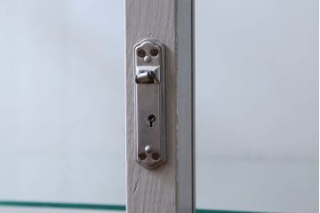 ペイント家具　落ち着きのあるナチュラルな雰囲気が魅力的なショーケース(ガラスケース、陳列棚、飾り棚)