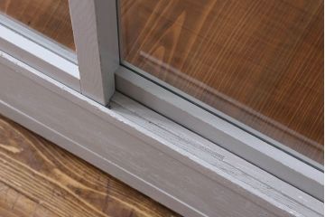 ペイント家具　落ち着きのあるナチュラルな雰囲気が魅力的なショーケース(ガラスケース、陳列棚、飾り棚)