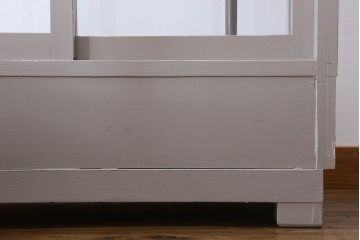 ペイント家具　落ち着きのあるナチュラルな雰囲気が魅力的なショーケース(ガラスケース、陳列棚、飾り棚)