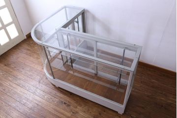 ペイント家具　落ち着きのあるナチュラルな雰囲気が魅力的なショーケース(ガラスケース、陳列棚、飾り棚)