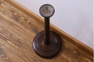 アンティーク雑貨　和製アンティーク　深みのある色合いが魅力的なケヤキ材のろうそく立て(燭台)(1)