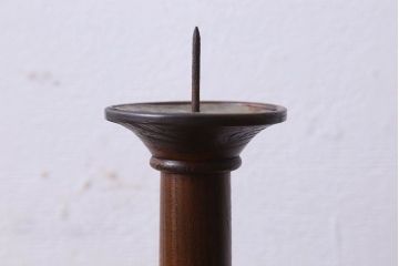 アンティーク雑貨　和製アンティーク　深みのある色合いが魅力的なケヤキ材のろうそく立て(燭台)(1)
