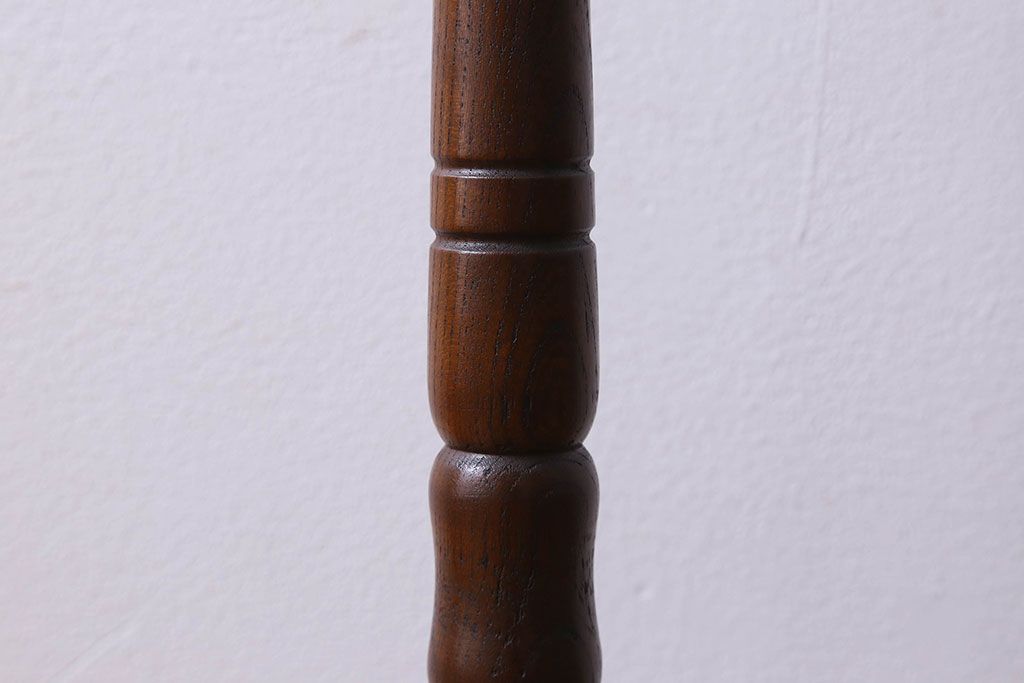 アンティーク雑貨　和製アンティーク　深みのある色合いが魅力的なケヤキ材のろうそく立て(燭台)(1)