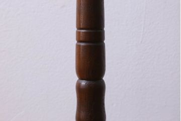 アンティーク雑貨　和製アンティーク　深みのある色合いが魅力的なケヤキ材のろうそく立て(燭台)(1)