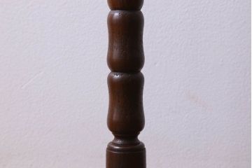 アンティーク雑貨　和製アンティーク　深みのある色合いが魅力的なケヤキ材のろうそく立て(燭台)(1)