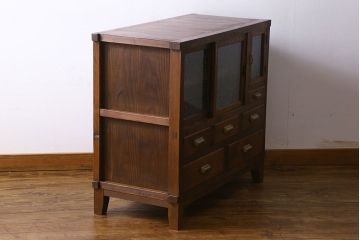 レトロ家具　和製アンティーク　結霜ガラス入り　レトロな脚付きキャビネット(収納棚、テレビボード)